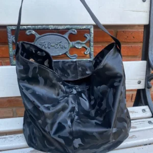 Bolso Camuflado en P.U. Bolsillo Interno Forrado Integramente en su Interior Cierre Metálico