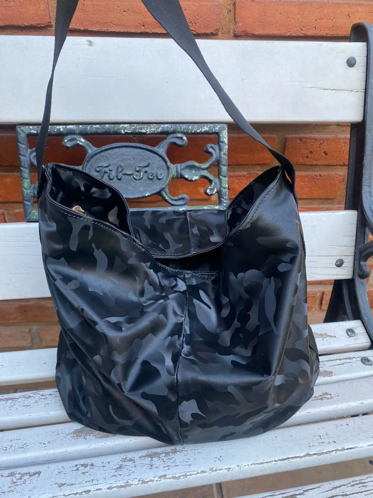 Bolso Camuflado en P.U. Bolsillo Interno Forrado Integramente en su Interior Cierre Metálico