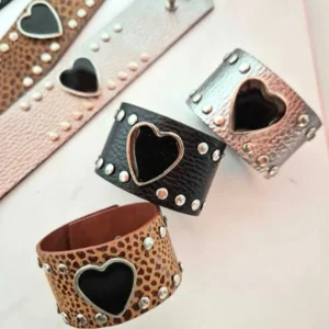 brazalete de cuero aplique corazon negro