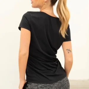 remera escote env shedyl negra